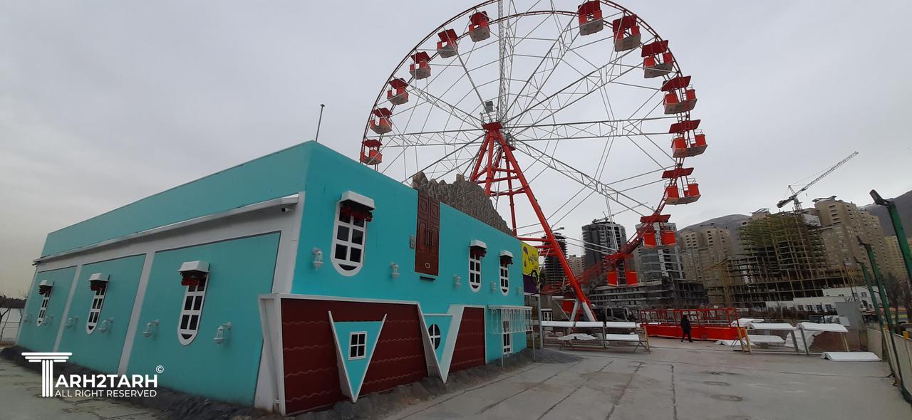 عکس چرخ فلک همجوار خانه وارونه