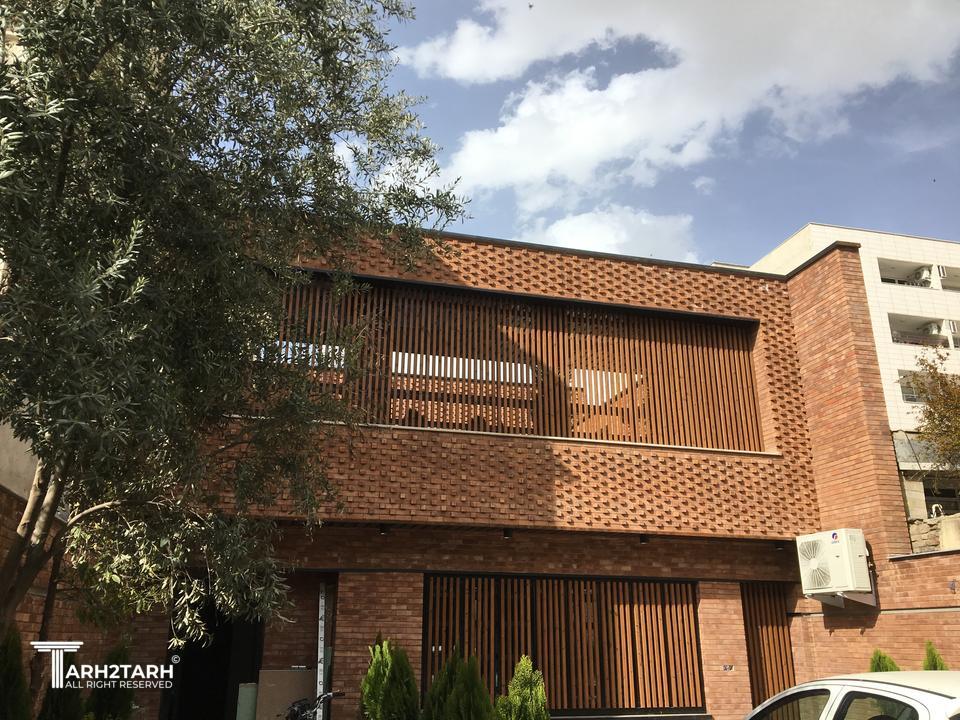 - استفاده از متریال آجر قزاقی و چوب 