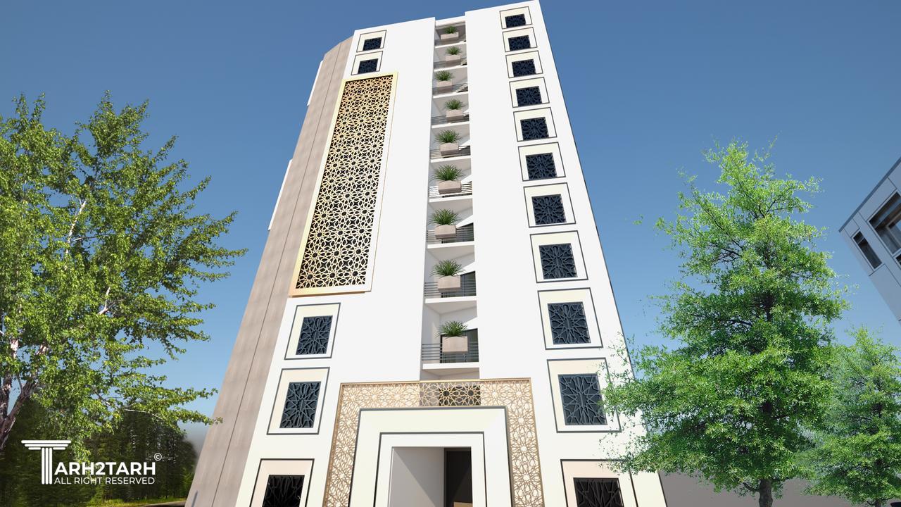 نمای شرقی و ورودی لابی که ترکیبی مدرن و اسلامی دارد. 