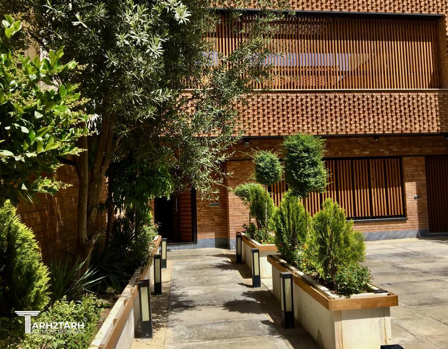 ایده : با توجه به تاکید کارفرما ، محرمیت نسبت به آپارتمان های روبرو و استفاده حداکثری از نور جنوب  