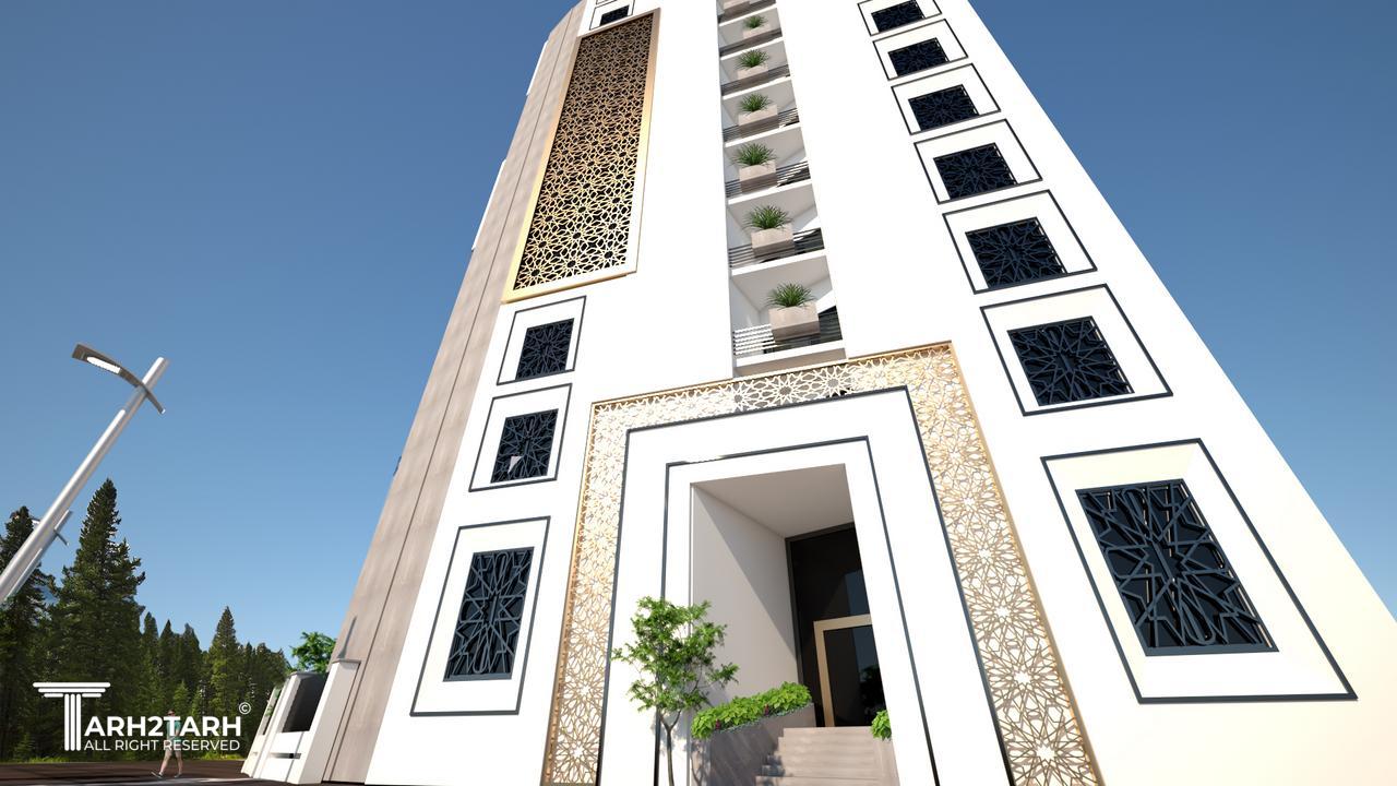 نمای شرقی و ورودی لابی که بسیار زیبا فرم های مشبک اسلامی با متریال روز و مدرن ترکیب شده است.